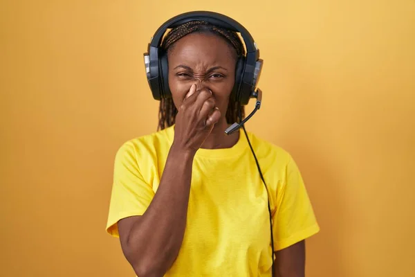 Mujer Afroamericana Escuchando Música Usando Auriculares Oliendo Algo Apestoso Asqueroso —  Fotos de Stock