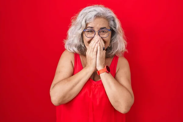 Kırmızı Arka Planda Gri Saçlı Orta Yaşlı Kadın Gülüyor Utanıyor — Stok fotoğraf