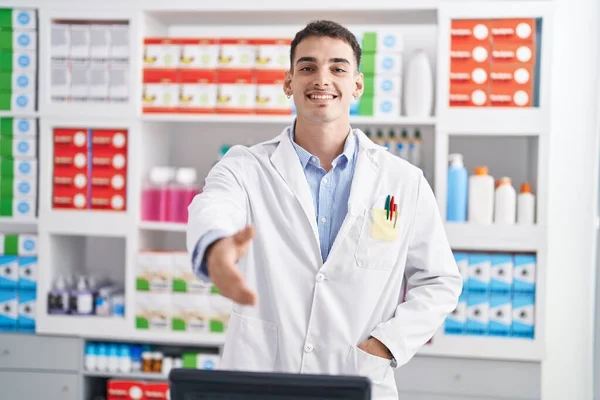 Joven Farmacéutico Hispano Sonriendo Confiado Apretón Manos Farmacia —  Fotos de Stock