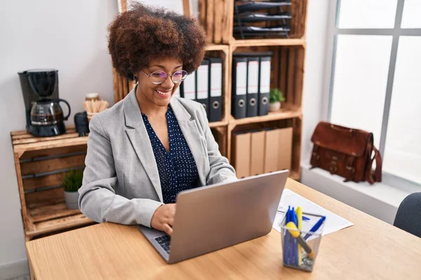 African American Woman Business Worker Using Laptop Working Office — Photo