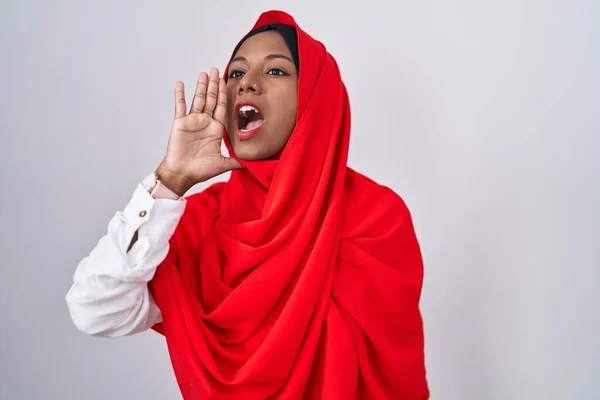 Ung Arabiska Kvinna Bär Traditionell Islamisk Hijab Halsduk Skriker Och — Stockfoto