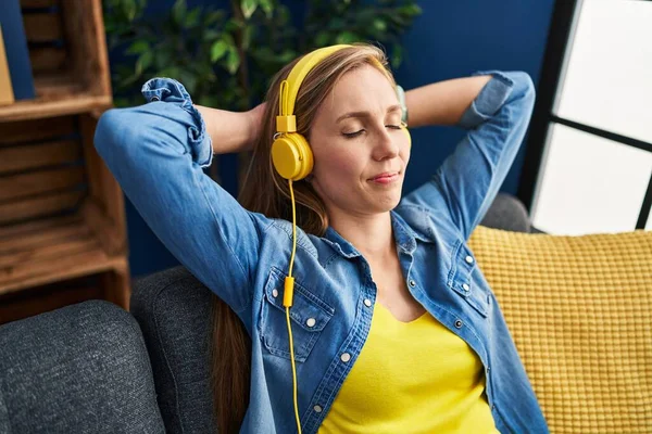 Young Blonde Woman Listening Music Sitting Sofa Home — Stok fotoğraf