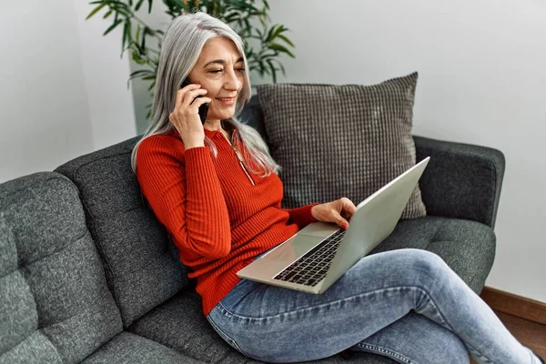 Femme Aux Cheveux Gris Moyen Âge Parlant Sur Smartphone Aide — Photo