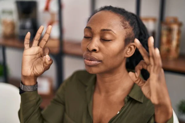 Afrikaans Amerikaanse Vrouw Doet Yoga Oefening Zitten Stoel Thuis — Stockfoto