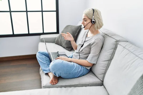 Young Caucasian Woman Smiling Confident Having Video Call Home — ストック写真