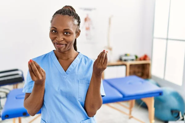 Schwarze Frau Mit Zöpfen Arbeitet Schmerzklinik Und Macht Geldgeste Mit — Stockfoto