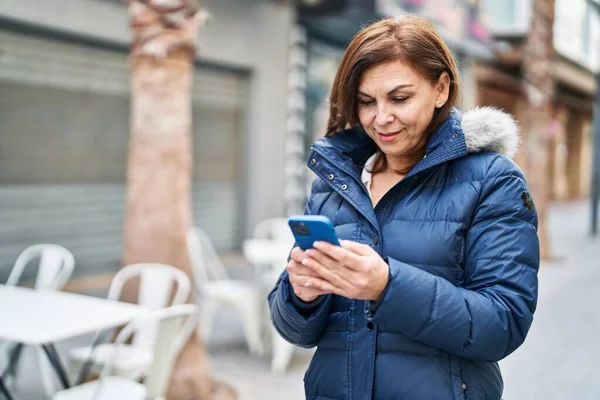 Жінка Середнього Віку Посміхається Впевнено Використовуючи Смартфон Терасі Кав Ярні — стокове фото