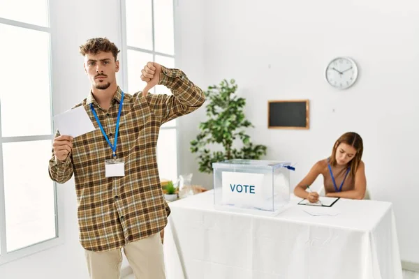 Mladý Pohledný Muž Který Hlasuje Dává Obálku Volební Urny Rozzlobeným — Stock fotografie