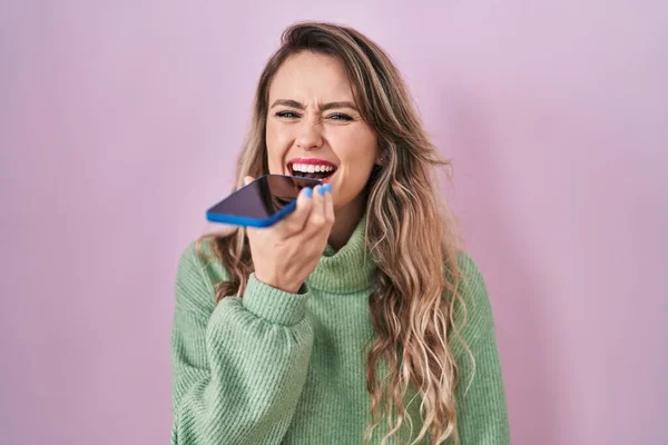 Jovem Caucasiana Enviando Uma Mensagem Voz Com Smartphone Sorrindo Rindo — Fotografia de Stock