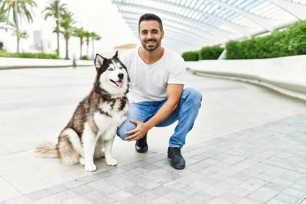 Jonge Spaanse Man Glimlachend Vol Vertrouwen Staand Met Hond Straat — Stockfoto