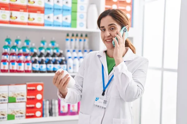 Joven Mujer Farmacéutica Sosteniendo Pastillas Botella Hablando Teléfono Inteligente Farmacia — Foto de Stock