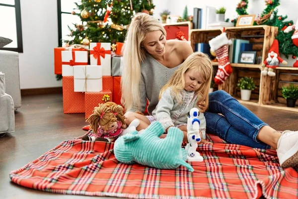 Мать Дочь Играют Игрушки Сидя Рождественской Елки Дома — стоковое фото