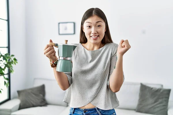 Ung Asiatisk Kvinna Håller Italiensk Kaffebryggare Skriker Stolt Firar Seger — Stockfoto