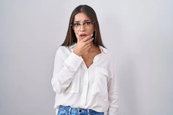 Mujer Morena Joven Con Gafas Que Ven Fascinados Con Incredulidad — Foto de Stock