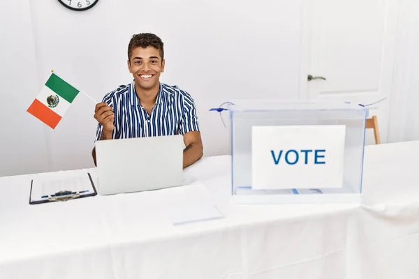 Ung Stilig Latinamerikansk Man Politisk Kampanj Val Håller Mexico Flagga — Stockfoto