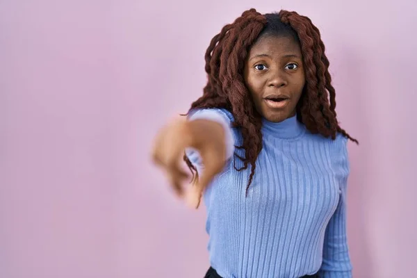 Afrikanerin Steht Über Rosa Hintergrund Und Zeigt Mit Dem Finger — Stockfoto