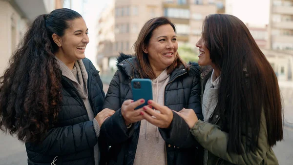 Mother Daugthers Using Smartphone Standing Together Street — Stockfoto