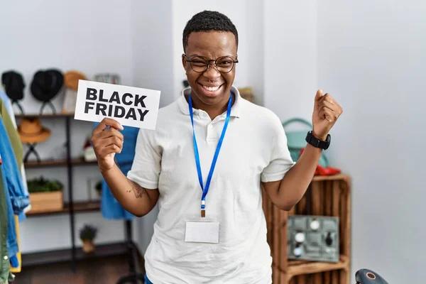 Young African Man Holding Black Friday Banner Retail Shop Screaming — Φωτογραφία Αρχείου