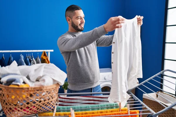 Ung Latin Man Ler Säker Hängande Kläder Klädstreck Tvättstuga — Stockfoto