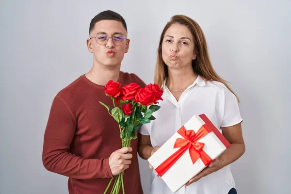 Madre Hijo Sosteniendo Las Madres Regalo Del Día Mirando Cámara — Foto de Stock