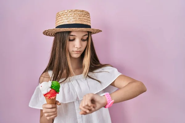 Chica Adolescente Sosteniendo Helado Comprobando Hora Reloj Pulsera Relajado Seguro — Foto de Stock