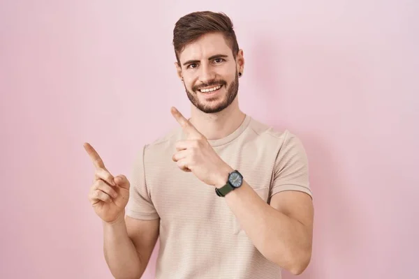 Hispanic Man Beard Standing Pink Background Smiling Looking Camera Pointing — Stockfoto