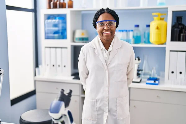 アフリカ系アメリカ人女性科学者が自信を持って研究室に立ち — ストック写真