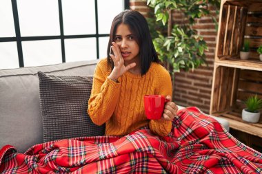 Genç İspanyol kadın kanepede oturup ev yapımı kahvesini yudumluyor. Gizli dedikodular yayıyor, kötü niyetli konuşmalar fısıldıyor. 