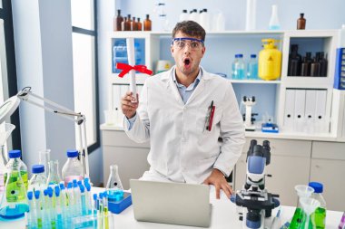 Laboratuvarda çalışan Latin asıllı genç bir adam diplomasını elinde tutuyordu. Korkmuş ve ağzı açık kalmıştı. 