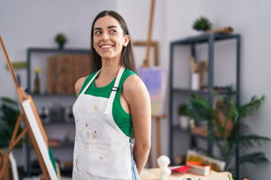 Sanat stüdyosunda kendine güvenen genç İspanyol sanatçı.