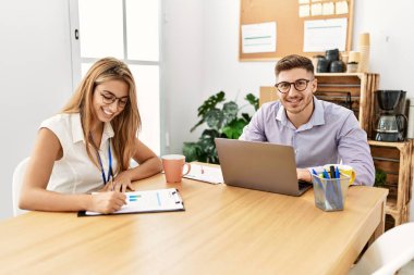 Ofiste çalışırken gülümseyen iki iş adamı..