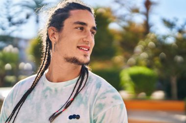 Parkta kendinden emin bir şekilde duran genç adam.