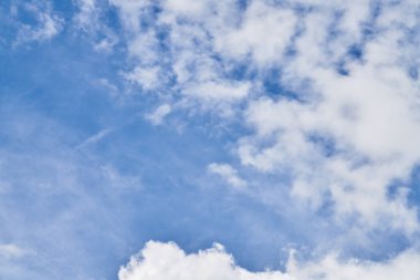 Güneşli bir günde bulutlu güzel mavi gökyüzü