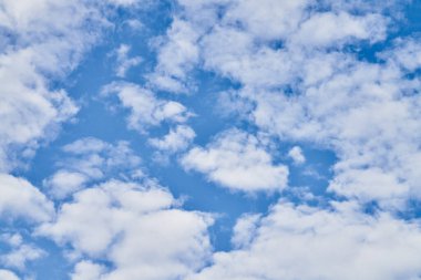 Güneşli bir günde bulutlu güzel mavi gökyüzü