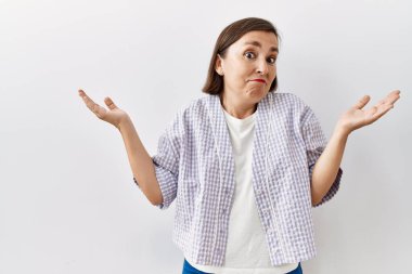 Güzel, orta yaşlı, ispanyol bir kadının izole edilmiş arka planda durması sürpriz oldu. Parmakları yana doğru dönük, ağzı açık, şaşkın bir ifade.. 