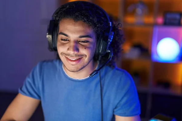 Junger Lateinischer Mann Lächelt Selbstbewusst Tisch Spielzimmer — Stockfoto