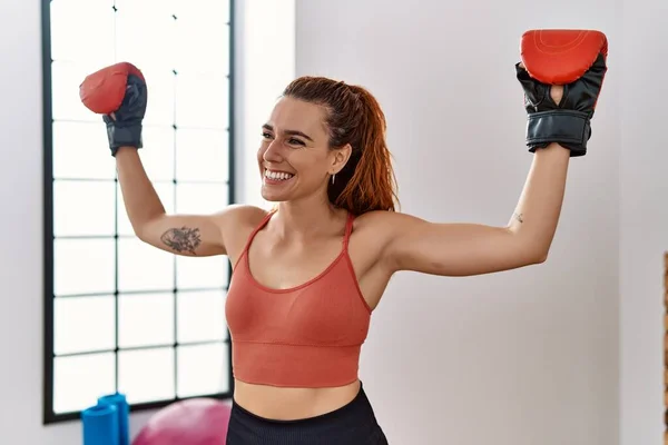 Mujer Pelirroja Joven Sonriendo Boxeo Seguro Centro Deportivo — Foto de Stock