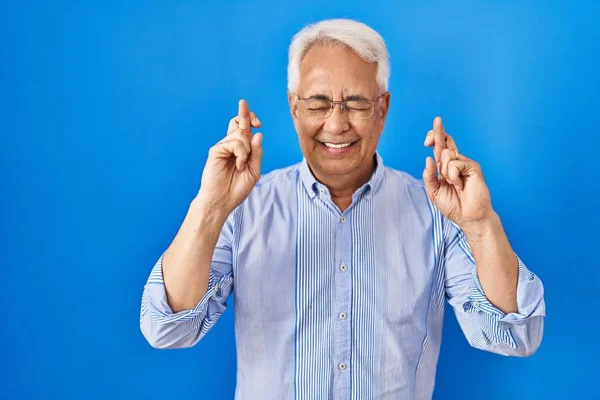 Hombre Mayor Hispano Con Gafas Que Señalan Con Dedo Cruzadas —  Fotos de Stock