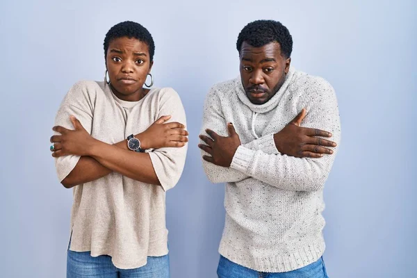 Young African American Couple Standing Blue Background Together Shaking Freezing — Stock Photo, Image