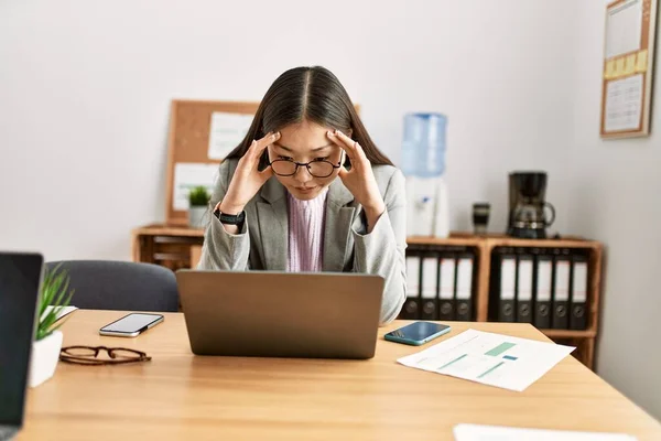 Young Chinese Businesswoman Stressed Working Office — Stock Photo, Image