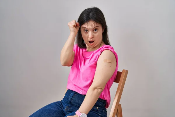 Kvinna Med Downs Syndrom Bär Bandstöd För Vaccininjektion Irriterad Och — Stockfoto