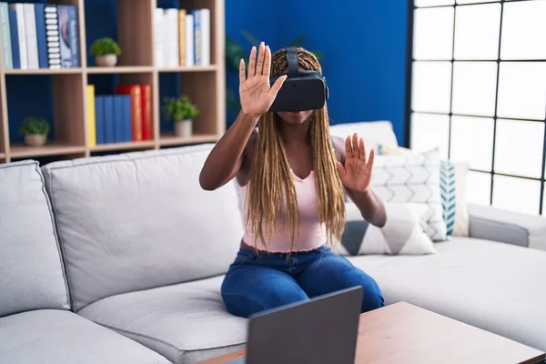 Mujer Afroamericana Jugando Videojuegos Usando Gafas Realidad Virtual Casa —  Fotos de Stock
