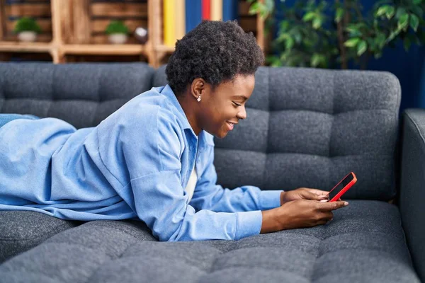 Africano Americano Mulher Usando Smartphone Deitado Sofá Casa — Fotografia de Stock