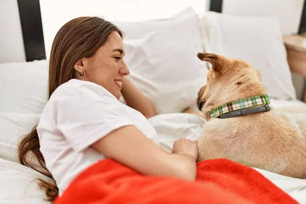 Молодая Латиноамериканка Обнимает Собаку Лежащую Кровати Спальне — стоковое фото