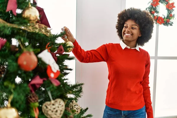 Junge Afroamerikanerin Lächelt Selbstbewusst Und Schmückt Den Weihnachtsbaum Hause — Stockfoto