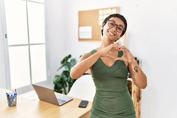 Ofiste Çalışan Kısa Saçlı Genç Spanyol Bir Kadın Sevgiyle Gülümsüyor — Stok fotoğraf