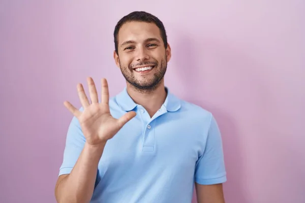 Hispanic Man Standing Pink Background Showing Pointing Fingers Number Five — Stock Photo, Image