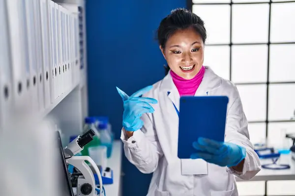 Young Chinese Woman Scientist Having Video Call Laboratory — Stockfoto