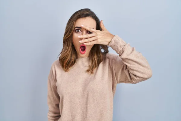 Jovem Mulher Sobre Fundo Isolado Espreitando Choque Cobrindo Rosto Olhos — Fotografia de Stock