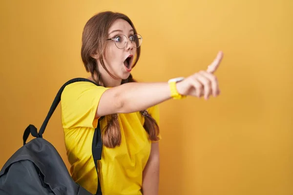 Junge Kaukasische Frau Trägt Studentenrucksack Über Gelbem Hintergrund Und Zeigt — Stockfoto